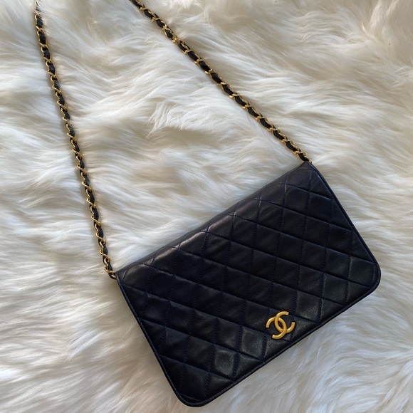 Authentic vintage Chanel coco logo wallet on chain - Picture 1 of 16